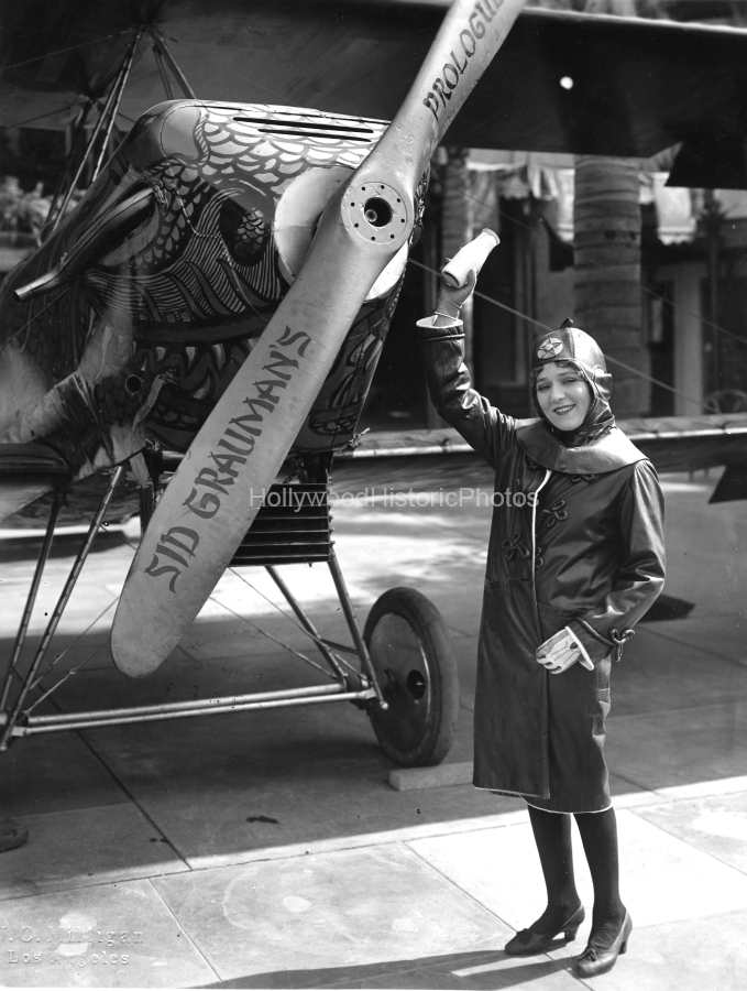 Mary Pickford 1928 Chinese Dragon Graumans.jpg